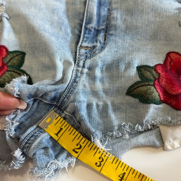 American Eagle Embroidered denim hi-rise short with red rose accent in size 8 - Picture 7 of 9